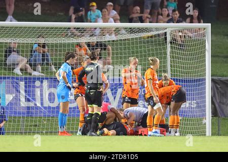 Perry Park, Queensland, Australien, 17. Dezember 2023: Brisbane Spieler Down verletzt während des Spiels der Liberty A League zwischen Brisbane Roar FC und Western Sydney Wanderers FC im Perry Park, Brisbane, Australien. (Matthew Starling / SPP) Stockfoto