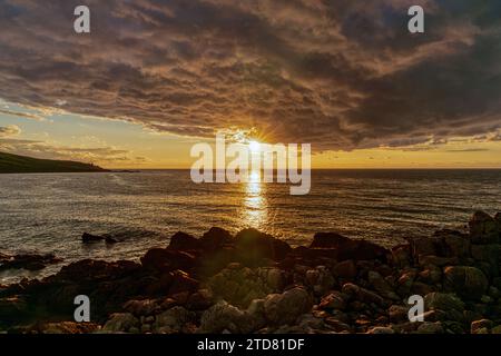 Sonnenuntergang mit dramatischen Wolken in der Nähe von Porthmeor Beach in St Ives, Cornwall, England, Großbritannien Stockfoto