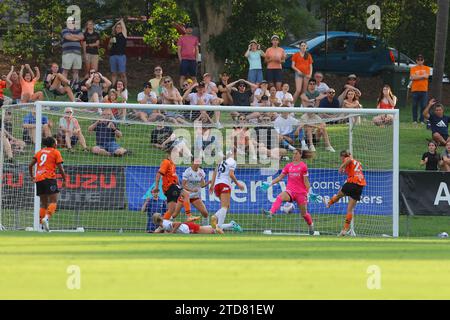 Perry Park, Queensland, Australien, 17. Dezember 2023: Rettung durch Torhüter Sham Khamis (20 Sydney) während des Liberty A League Spiels zwischen Brisbane Roar FC und Western Sydney Wanderers FC in Perry Park, Brisbane, Australien. (Matthew Starling / SPP) Stockfoto