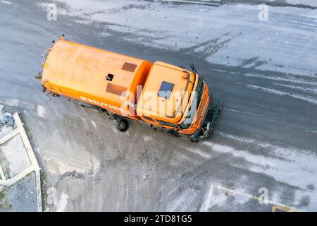 Reinigungsfahrzeug bei der Straßenreinigung. // 07.12.2023: Stuttgart, Baden-Württemberg, Deutschland, Europa *** Reinigungsfahrzeug für Straßenreinigung 07 12 2023 Stuttgart, Baden Württemberg, Deutschland, Europa Stockfoto