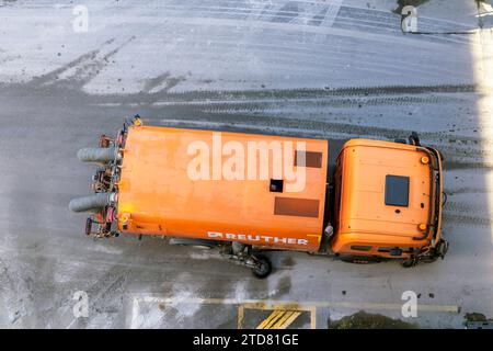 Reinigungsfahrzeug bei der Straßenreinigung. // 07.12.2023: Stuttgart, Baden-Württemberg, Deutschland, Europa *** Reinigungsfahrzeug für Straßenreinigung 07 12 2023 Stuttgart, Baden Württemberg, Deutschland, Europa Stockfoto