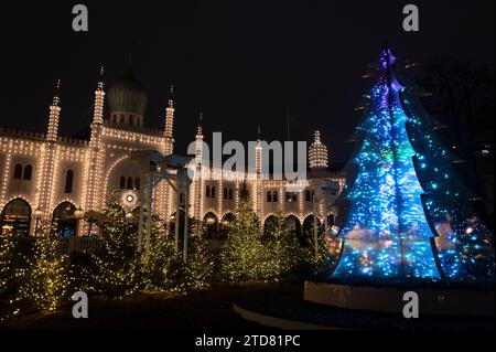 Die Besucher beobachten faszinierend die sich ständig ändernden Farben der Weihnachtslichter, die das Nimb Hotel and Restaurant in sich schmücken Stockfoto