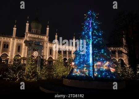 Die Besucher beobachten faszinierend die sich ständig ändernden Farben der Weihnachtslichter, die das Nimb Hotel and Restaurant in sich schmücken Stockfoto