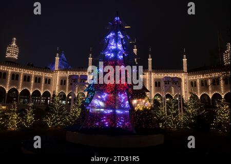 Die Besucher beobachten faszinierend die sich ständig ändernden Farben der Weihnachtslichter, die das Nimb Hotel and Restaurant in sich schmücken Stockfoto