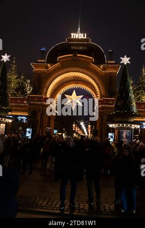 Große Menschenmassen versammeln sich am Haupteingang der Tivoli-Gärten als Teil des Weihnachtsmarktes in Kopenhagen, Dänemark. Stockfoto