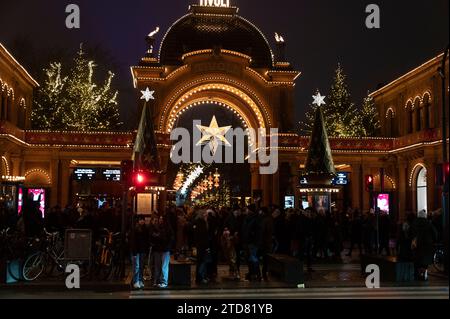 Große Menschenmassen versammeln sich am Haupteingang der Tivoli-Gärten als Teil des Weihnachtsmarktes in Kopenhagen, Dänemark. Stockfoto