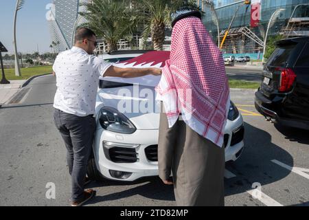 Feier Zum Nationalfeiertag In Katar. Fliegende Flagge auf dem Auto Stockfoto