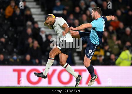 Derby, Großbritannien. Dezember 2023. Sam Vokes von Wycombe Wanderers kämpft mit Curtis Nelson aus Derby County während des Spiels der Sky Bet League 1 zwischen Derby County und Wycombe Wanderers im Pride Park, Derby am Samstag, den 16. Dezember 2023. (Foto: Jon Hobley | MI News) Credit: MI News & Sport /Alamy Live News Stockfoto