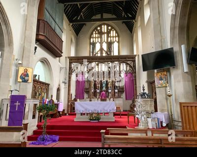 Slough, Berkshire, Großbritannien. Dezember 2023. Die römisch-katholische Kirche St. Ethelbert in Slough bereitet sich auf die Weihnachtsfeier vor. Quelle: Maureen McLean/Alamy Live News Stockfoto