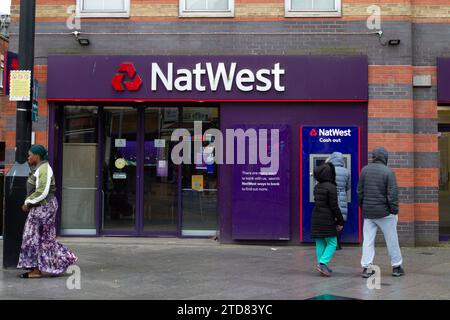 Slough, Berkshire, Großbritannien. Dezember 2023. Eine NatWest Bank in Slough. Die Leute waren heute in Slough, Berkshire, beim Weihnachtseinkauf unterwegs. Die Stadt ist ruhiger als früher, da ein Teil des Einkaufszentrums Queensmere geschlossen wurde und auf eine Renovierung wartet. Slough wurde kürzlich zum hässlichsten und ungesündesten Wohnort Großbritanniens ernannt. Quelle: Maureen McLean/Alamy Live News Stockfoto