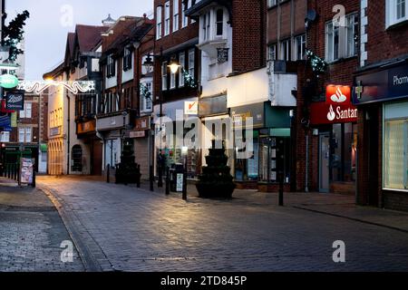 Bridge Street bei Sonnenaufgang mit Weihnachtslichtern, Evesham, Worcestershire, England, Großbritannien Stockfoto