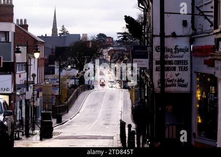 Bridge Street bei Sonnenaufgang im Winter, Evesham, Worcestershire, England, Großbritannien Stockfoto