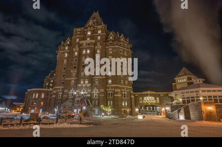 Banff, Alberta, Kanada – 11. Dezember 2023: Blick auf das Fairmount Banff Springs Hotel in der Winternacht Stockfoto