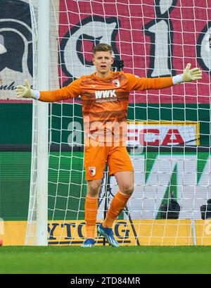 Finn Gilbert Dahmen, Torhter FCA 1, Holt Den Ball Im Spiel FC AUGSBURG