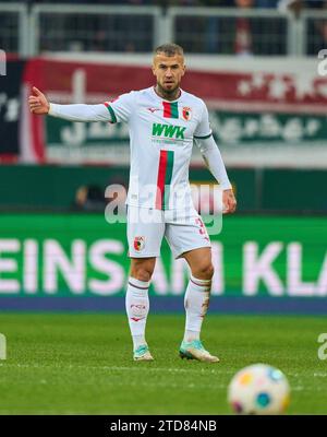 Augsburg, Deutschland. Dezember 2023. Niklas Dorsch, FCA 30 geste im Spiel FC AUGSBURG - BORUSSIA DORTMUND 1-1 am 16. Dezember 2023 in Augsburg. Saison 2023/2024, 1.Bundesliga, FCA, BVB, Spieltag 15, 15.Spieltag © Peter Schatz / Alamy Live News - DFL-VORSCHRIFTEN VERBIETEN DIE VERWENDUNG VON FOTOGRAFIEN als BILDSEQUENZEN und/oder QUASI-VIDEO - Credit: Peter Schatz/Alamy Live News Stockfoto