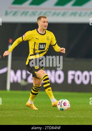 Augsburg, Deutschland. Dezember 2023. Marco REUS, BVB 11 im Spiel FC AUGSBURG - BORUSSIA DORTMUND 1-1 am 16. Dezember 2023 in Augsburg. Saison 2023/2024, 1.Bundesliga, FCA, BVB, Spieltag 15, 15.Spieltag © Peter Schatz / Alamy Live News - DFL-VORSCHRIFTEN VERBIETEN DIE VERWENDUNG VON FOTOGRAFIEN als BILDSEQUENZEN und/oder QUASI-VIDEO - Credit: Peter Schatz/Alamy Live News Stockfoto