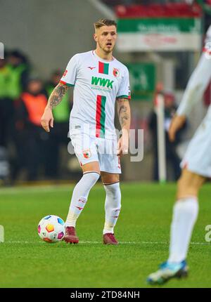 Augsburg, Deutschland. Dezember 2023. Jeffrey GOUWELEEUW, FCA 6 im Spiel FC AUGSBURG - BORUSSIA DORTMUND 1-1 am 16. Dezember 2023 in Augsburg. Saison 2023/2024, 1.Bundesliga, FCA, BVB, Spieltag 15, 15.Spieltag © Peter Schatz / Alamy Live News - DFL-VORSCHRIFTEN VERBIETEN DIE VERWENDUNG VON FOTOGRAFIEN als BILDSEQUENZEN und/oder QUASI-VIDEO - Credit: Peter Schatz/Alamy Live News Stockfoto