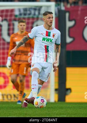 Augsburg, Deutschland. Dezember 2023. Jeffrey GOUWELEEUW, FCA 6 im Spiel FC AUGSBURG - BORUSSIA DORTMUND 1-1 am 16. Dezember 2023 in Augsburg. Saison 2023/2024, 1.Bundesliga, FCA, BVB, Spieltag 15, 15.Spieltag © Peter Schatz / Alamy Live News - DFL-VORSCHRIFTEN VERBIETEN DIE VERWENDUNG VON FOTOGRAFIEN als BILDSEQUENZEN und/oder QUASI-VIDEO - Credit: Peter Schatz/Alamy Live News Stockfoto