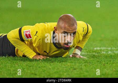 Augsburg, Deutschland. Dezember 2023. Donyell Malen, BVB 21 traurig im Spiel FC AUGSBURG - BORUSSIA DORTMUND 1-1 am 16. Dezember 2023 in Augsburg. Saison 2023/2024, 1.Bundesliga, FCA, BVB, Spieltag 15, 15.Spieltag © Peter Schatz / Alamy Live News - DFL-VORSCHRIFTEN VERBIETEN DIE VERWENDUNG VON FOTOGRAFIEN als BILDSEQUENZEN und/oder QUASI-VIDEO - Credit: Peter Schatz/Alamy Live News Stockfoto