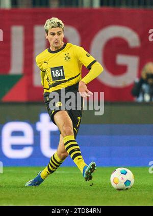 Augsburg, Deutschland. Dezember 2023. Giovanni Reyna, BVB 7 im Spiel FC AUGSBURG - BORUSSIA DORTMUND 1-1 am 16. Dezember 2023 in Augsburg. Saison 2023/2024, 1.Bundesliga, FCA, BVB, Spieltag 15, 15.Spieltag © Peter Schatz / Alamy Live News - DFL-VORSCHRIFTEN VERBIETEN DIE VERWENDUNG VON FOTOGRAFIEN als BILDSEQUENZEN und/oder QUASI-VIDEO - Credit: Peter Schatz/Alamy Live News Stockfoto