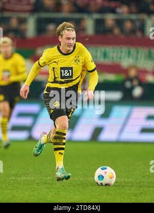 Augsburg, Deutschland. Dezember 2023. Julian Brandt, BVB 19 im Spiel FC AUGSBURG - BORUSSIA DORTMUND 1-1 am 16. Dezember 2023 in Augsburg. Saison 2023/2024, 1.Bundesliga, FCA, BVB, Spieltag 15, 15.Spieltag © Peter Schatz / Alamy Live News - DFL-VORSCHRIFTEN VERBIETEN DIE VERWENDUNG VON FOTOGRAFIEN als BILDSEQUENZEN und/oder QUASI-VIDEO - Credit: Peter Schatz/Alamy Live News Stockfoto