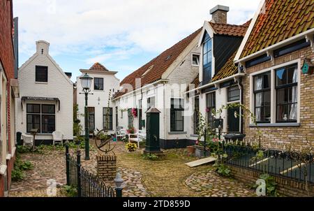 Hofje van den Burg (Innenhof) mit historischen, malerischen Häusern. Den Burg, Texel, Nordholland, Niederlande. Stockfoto
