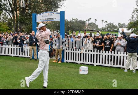 Orlando, Usa. Dezember 2023. Tiger Woods schlägt auf dem ersten Loch während der ersten Runde der PNC Championship im Ritz-Carlton Golf Club in Orlando, Florida ab. Quelle: SOPA Images Limited/Alamy Live News Stockfoto