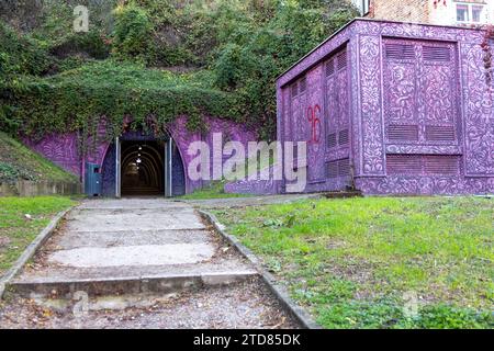 Violetter Eingang zum Grič-Tunnel (Tunel Grič), einem historischen Fußgängertunnel unter Grič in Zagreb, der als Luftschutzraum diente Stockfoto