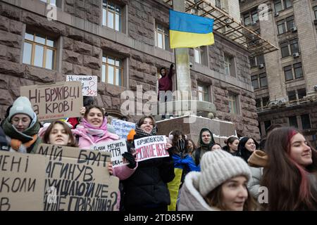 Kiew, Ukraine. Dezember 2023. Während einer Demonstration, die Korruption anprangert und eine bessere Finanzierung der Streitkräfte fordert, winkt ein Aktivist vor dem Rathaus eine ukrainische Flagge. Die Demonstranten fordern eine Erhöhung der Verteidigungsausgaben aus dem lokalen Budget. (Foto: Oleksii Chumachenko/SOPA Images/SIPA USA) Credit: SIPA USA/Alamy Live News Stockfoto