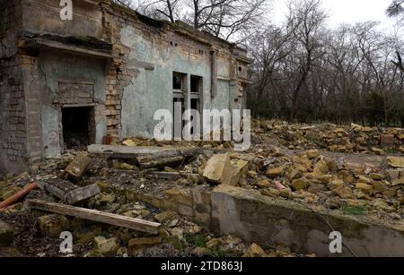 Zerstörtes Gebäude, das einstürzte. Material zerstört. Katastrophengebiet. Erdbeben. Marokko. Israel. Palästina. Krieg. Afghanistan. Hamas. Tel Aviv Stockfoto