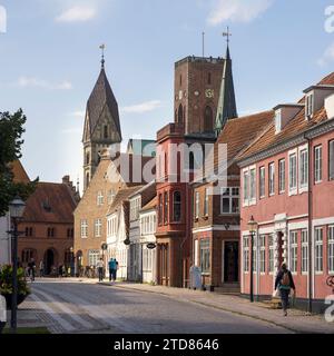 Straße mit alten Häusern in der königlichen Stadt Ribe, Dänemark Stockfoto