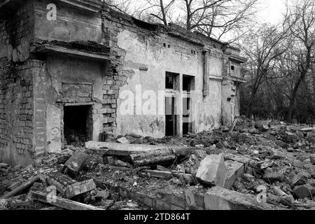 Zerstörtes Gebäude, das einstürzte. Material zerstört. Katastrophengebiet. Erdbeben. Marokko. Israel. Palästina. Krieg. Afghanistan. Hamas. Tel Aviv Stockfoto