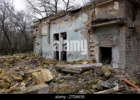 Zerstörtes Gebäude, das einstürzte. Material zerstört. Katastrophengebiet. Erdbeben. Marokko. Israel. Palästina. Krieg. Afghanistan. Hamas. Tel Aviv Stockfoto