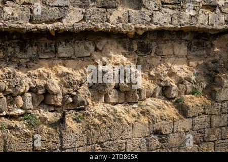 Eine kaputte Mauer eines alten Hauses in der Nähe, Spuren von Klimaverwitterung. Risse in der Wandstruktur mit Loch. Ziegelsteinmauer des Gebäudes Shell Rock House destro Stockfoto