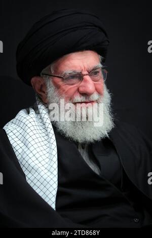 16. Dezember 2023, Teheran, Iran: Der iranische Oberste Führer Ayatollah ALI KHAMENEI nimmt an der Trauerzeremonie zum Jahrestag des Martyriums von Fatima bint Muhammad, der Tochter des islamischen Propheten Muhammad, in Teheran Teil. (Foto: © Iranian Supreme Leader's Office via ZUMA Press Wire) NUR REDAKTIONELLE VERWENDUNG! Nicht für kommerzielle ZWECKE! Stockfoto