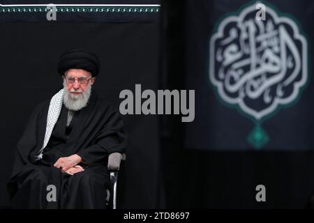 16. Dezember 2023, Teheran, Iran: Der iranische Oberste Führer Ayatollah ALI KHAMENEI nimmt an der Trauerzeremonie zum Jahrestag des Martyriums von Fatima bint Muhammad, der Tochter des islamischen Propheten Muhammad, in Teheran Teil. (Foto: © Iranian Supreme Leader's Office via ZUMA Press Wire) NUR REDAKTIONELLE VERWENDUNG! Nicht für kommerzielle ZWECKE! Stockfoto