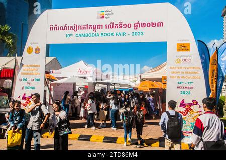 Junge Kambodschaner gehen in und aus dem Eingang zur Kambodschanischen Nationalbuchmesse. Koh Pich (Diamanteninsel), Phnom Penh, Kambodscha. © Kraig Lieb Stockfoto