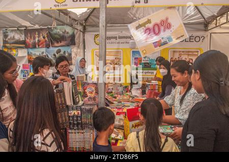 Ein Bücherstand unter freiem Himmel auf der Kambodschanischen National Book Fair. Koh Pich (Diamanteninsel), Phnom Penh, Kambodscha. © Kraig Lieb Stockfoto