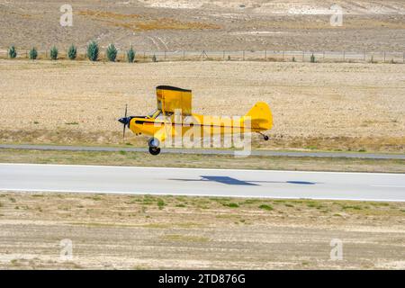 Klassisches altes Retro-Vintage-Flugzeug mit Propellerlandung Stockfoto