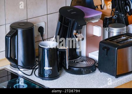 Düsseldorf 17.12.2023 Küchenzeile Haushaltsküche Stromfresser Heisswasserkocher Wasserkocher Toaster Kaffeemaschine Kapselmaschine Kaffeekapselmaschine Senseo Philips Cremesso Milchaufschäumer Steckdose Schuko Schukostecker Öko-Strom Elektrizität Wohngebiet Hochspannung E-Smog Elektrosmog Stromkosten Stromrechnung Stromvergütung Netztransparenz Stromtarife Ökostrom Blitzschutz Blitz Stromausfall Spannungsabfall Mietnebenkosten Miete Mietshaus Mietkosten Wohnung Stromschlag Kurzschluss Spannung Spannungsschwankung Haushaltsstrom Haushaltsgeräte Stockfoto