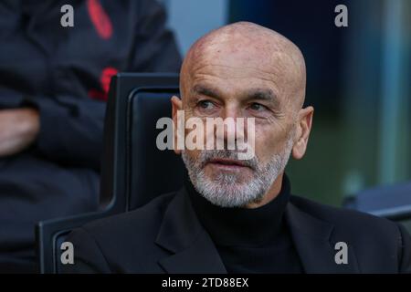 Mailand, Italien. Dezember 2023. Mailand, Italien. 17. Dezember 2023. Stefano Pioli Head Coach des AC Mailand sieht beim Fußballspiel der Serie A 2023/24 zwischen dem AC Mailand und dem AC Monza im San Siro Stadion, Mailand, Italien am 17. Dezember 2023 an. Credit: Independent Photo Agency Srl/Alamy Live News Credit: Independent Photo Agency/Alamy Live News Stockfoto