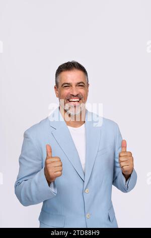 Glücklicher Geschäftsmann mittleren Alters, der die Daumen hoch zeigt wie isoliert auf weiß. Stockfoto