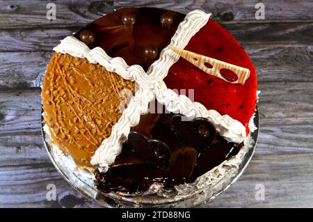 Ein Geburtstagskuchen, vier verschiedene Viertel schaumige Sahne Kuchen für Feiern, Kekse und Sahne, Haselnussschokolade Aufstrich, Beeren, Schokolade, Caram Stockfoto