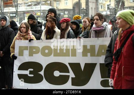 Nicht exklusiv: KIEW, UKRAINE - 14. DEZEMBER 2023 - Demonstranten fordern, die finanzielle Unterstützung der Streitkräfte der Ukraine außerhalb von Kiew zu erhöhen Stockfoto