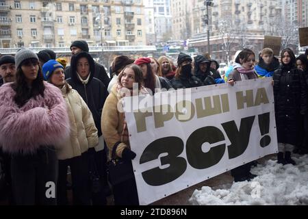 Nicht exklusiv: KIEW, UKRAINE - 14. DEZEMBER 2023 - Demonstranten halten Plakate, um die finanzielle Unterstützung der britischen Streitkräfte zu erhöhen Stockfoto