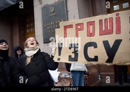 Nicht exklusiv: KIEW, UKRAINE - 14. DEZEMBER 2023 - Demonstranten fordern, die finanzielle Unterstützung der Streitkräfte der Ukraine außerhalb von Kiew zu erhöhen Stockfoto