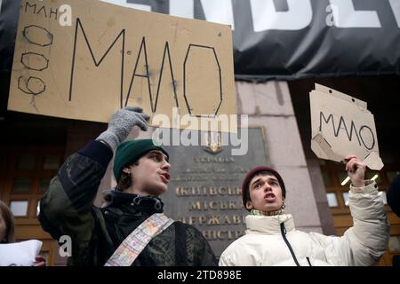 Nicht exklusiv: KIEW, UKRAINE - 14. DEZEMBER 2023 - Demonstranten halten Plakate, um die finanzielle Unterstützung der britischen Streitkräfte zu erhöhen Stockfoto