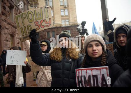 Nicht exklusiv: KIEW, UKRAINE - 14. DEZEMBER 2023 - Demonstranten halten Plakate, um die finanzielle Unterstützung der britischen Streitkräfte zu erhöhen Stockfoto