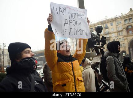 Nicht exklusiv: KIEW, UKRAINE - 14. DEZEMBER 2023 - Demonstranten halten Plakate, um die finanzielle Unterstützung der britischen Streitkräfte zu erhöhen Stockfoto