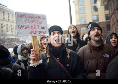 Nicht exklusiv: KIEW, UKRAINE - 14. DEZEMBER 2023 - Demonstranten fordern, die finanzielle Unterstützung der Streitkräfte der Ukraine außerhalb von Kiew zu erhöhen Stockfoto